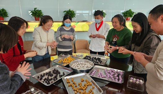 滾湯圓、猜燈謎、制花燈~~元宵節(jié)就要這樣過